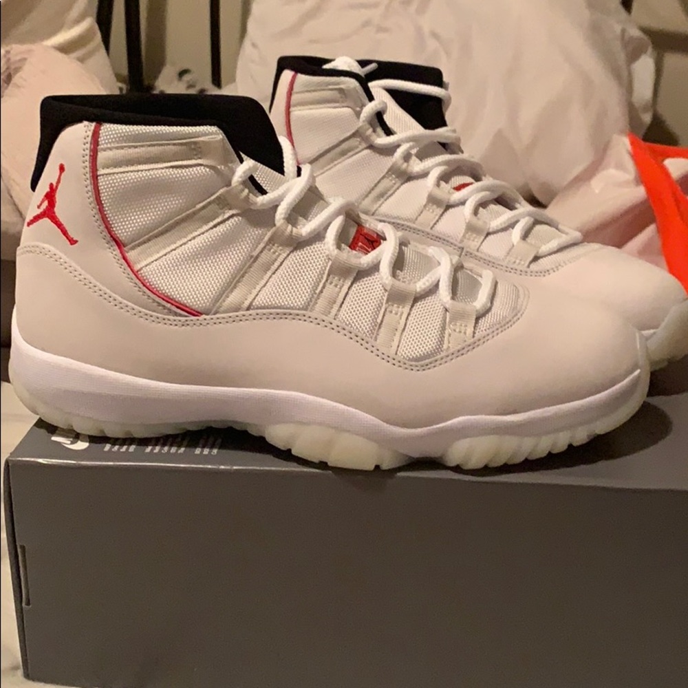 JORDAN 11 Retro Platinum Tint (Size 11)